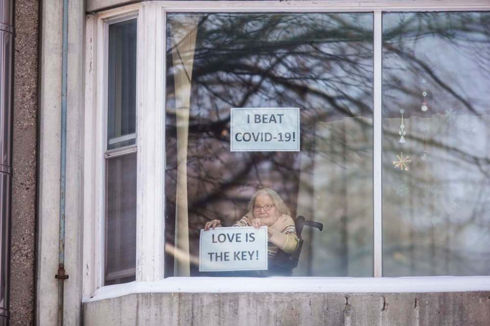 MIKAELA MACKENZIE / WINNIPEG FREE PRESS
Betty Lake, 93, sits at her Convalescent Home of Winnipeg window with a message of hope for the new year.