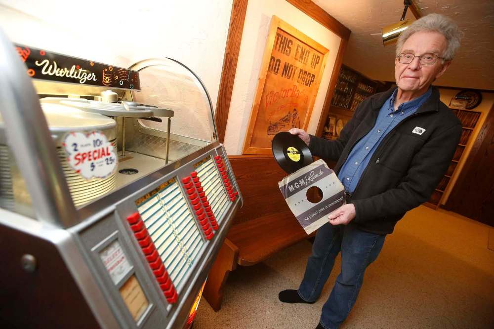Bill Perlmutter's beautifully restored 1954 Wurlitzer jukebox. (John Woods / Winnipeg Free Press)