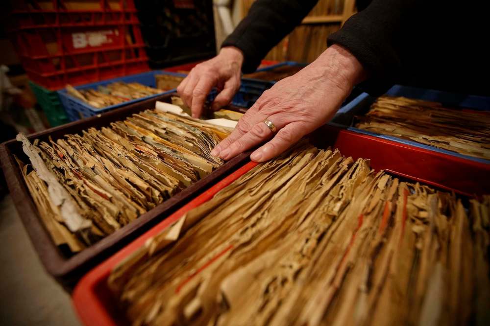 Bill Perlmutter has an extensive 78 record collection. (John Woods / Winnipeg Free Press)