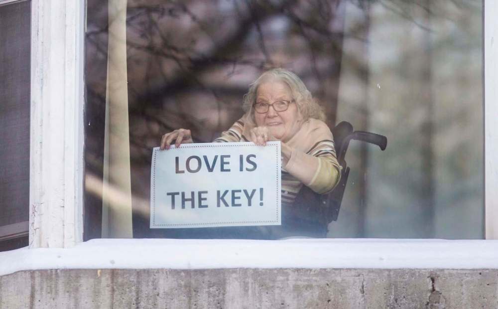 MIKAELA MACKENZIE / WINNIPEG FREE PRESS Betty Lake, 93, poses for a portrait in her window with a message of hope for the new year at The Convalescent Home of Winnipeg on Dec. 31, 2020.