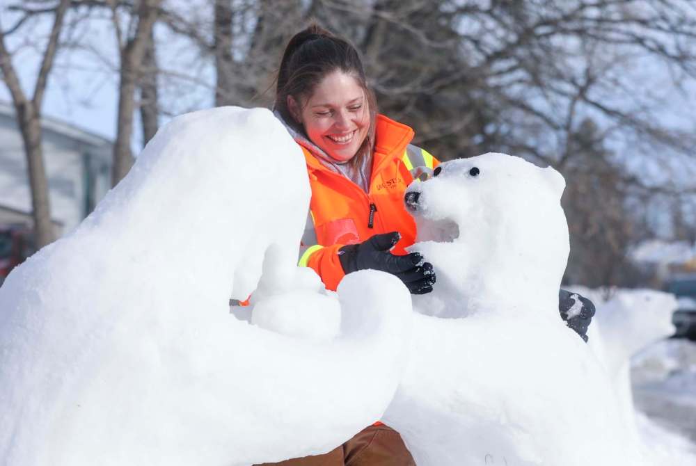 RUTH BONNEVILLE / WINNIPEG FREE PRESS
Vinora Bennett works on a sculpture in her St. Vital front yard.