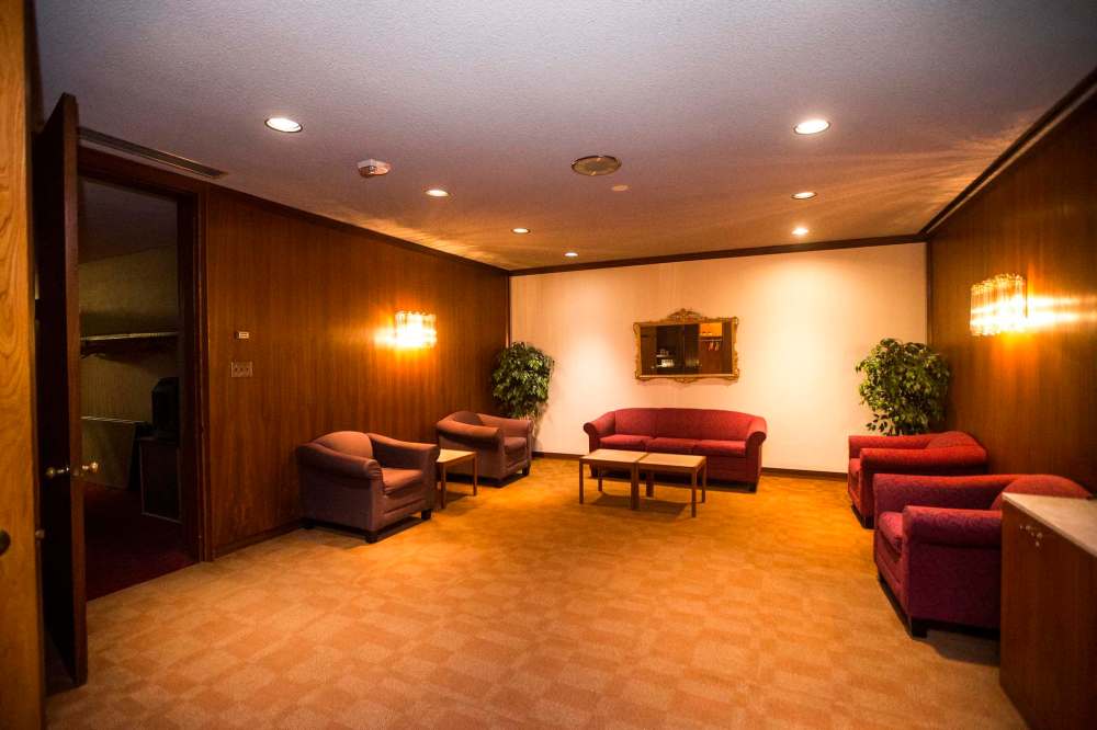 The wood-panelled ‘Red Room’ lounge for VIP guests. (Mikaela MacKenzie / Winnipeg Free Press)