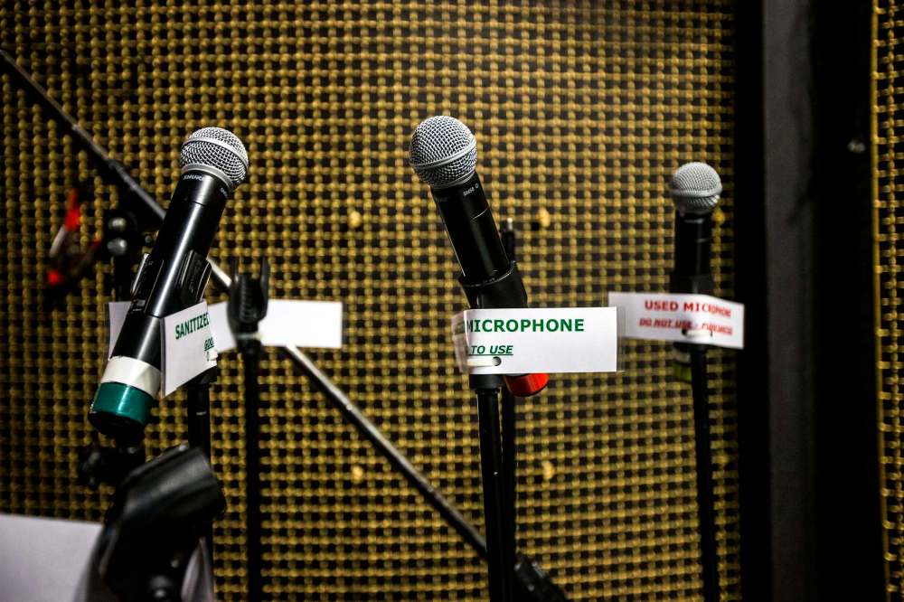 Sanitized microphones await a return to the stage. (Mikaela MacKenzie / Winnipeg Free Press)
