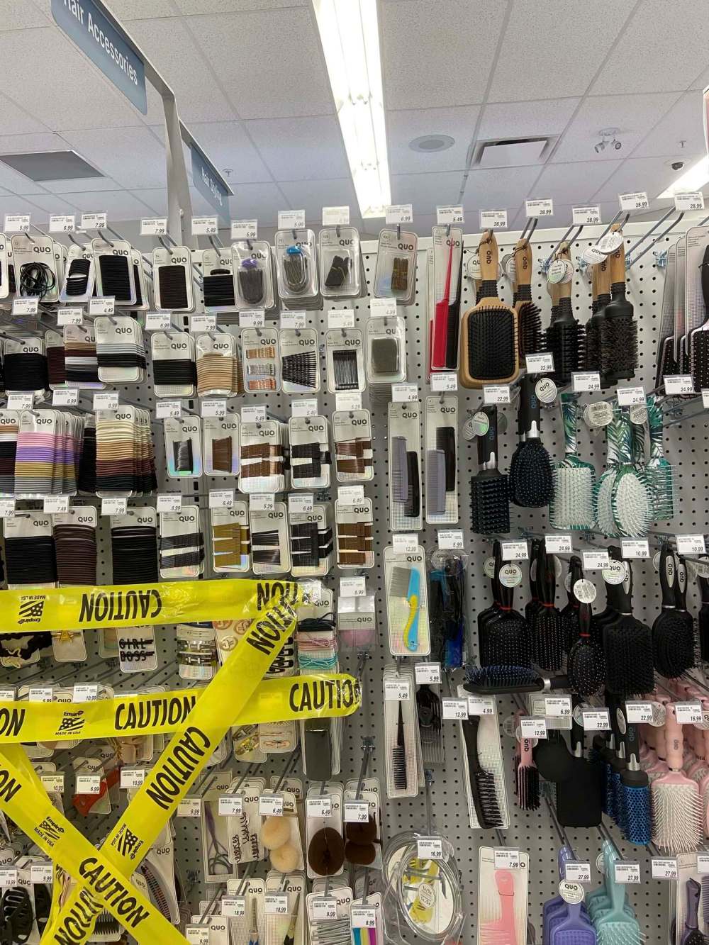 MALAK ABAS / WINNIPEG FREE PRESS
- store on virus essentials during COVID code red - Shoppers Drug Mart (Tuxedo) hair ties vs brushes
January 18, 2021