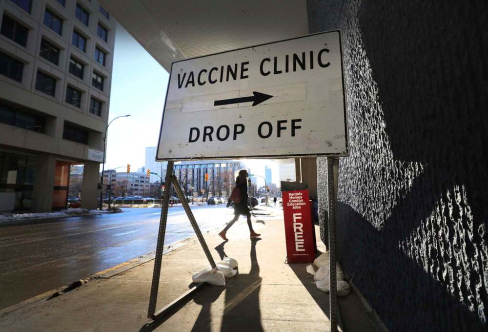 RUTH BONNEVILLE / WINNIPEG FREE PRESS FILES
A healthcare worker makes her way to the entrance of the RBC Convention Centre doors to get her vaccination shot for COVID-19.