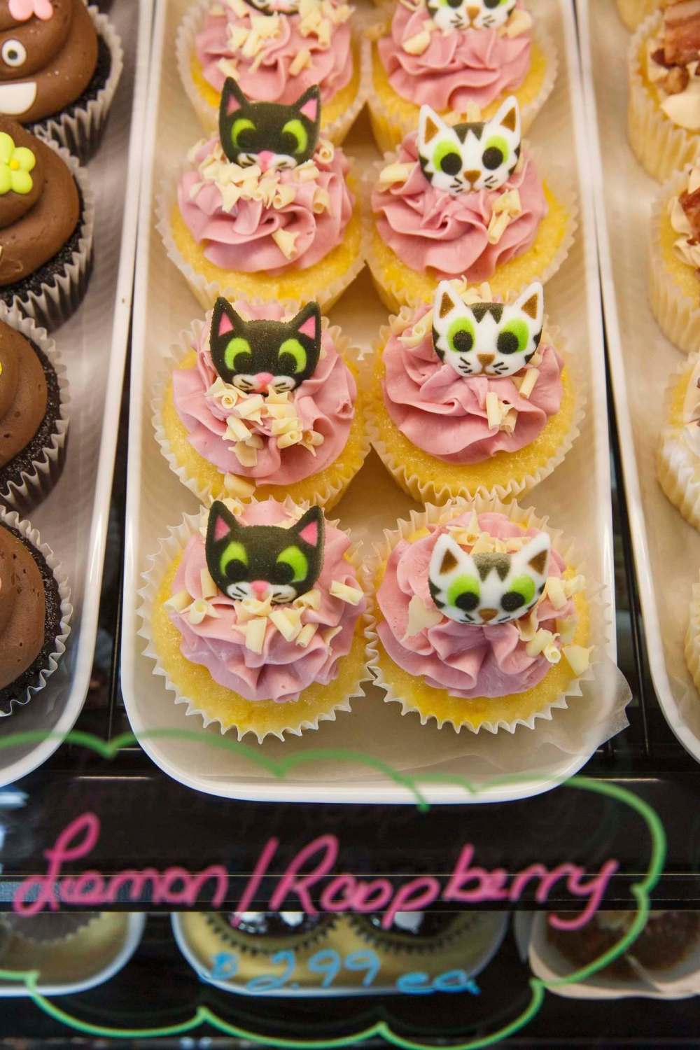 MIKE DEAL / WINNIPEG FREE PRESS
Baked good from Nachelle’s Cakes and Cupcakes along with coffee or tea inside the thrift store.