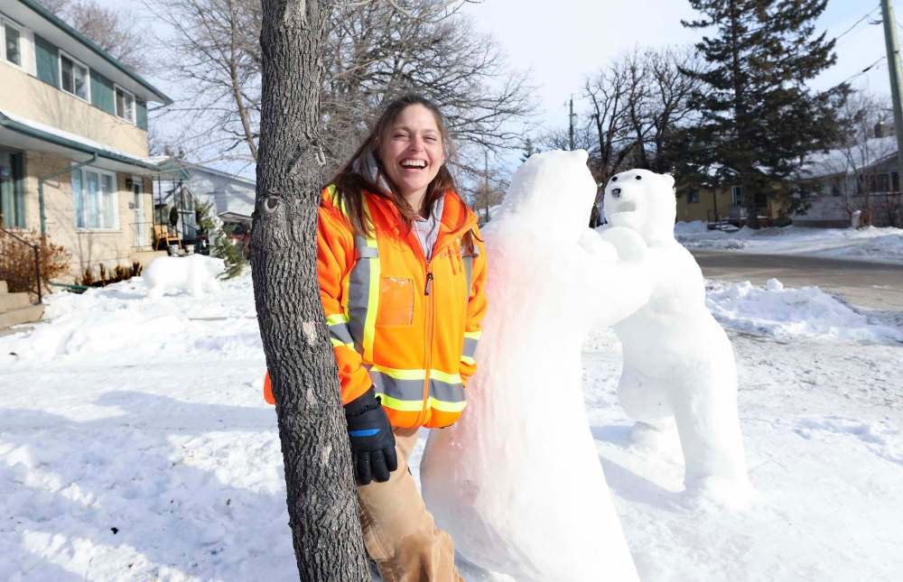 RUTH BONNEVILLE / WINNIPEG FREE PRESS FILE
Vinora Bennett has sculpted dozens of polar bears out of snow in her St. Vital yard.
