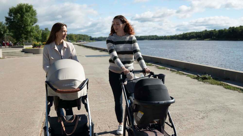 SHAUNA TOWNLEY / CBC
Joanna Chang (Kristin Kreuk), left, and Beth (Sarah Power).