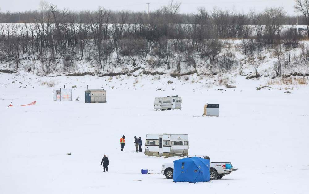 Lockport is a popular spot for local ice fishers (Ruth Bonneville / Winnipeg Free Press)