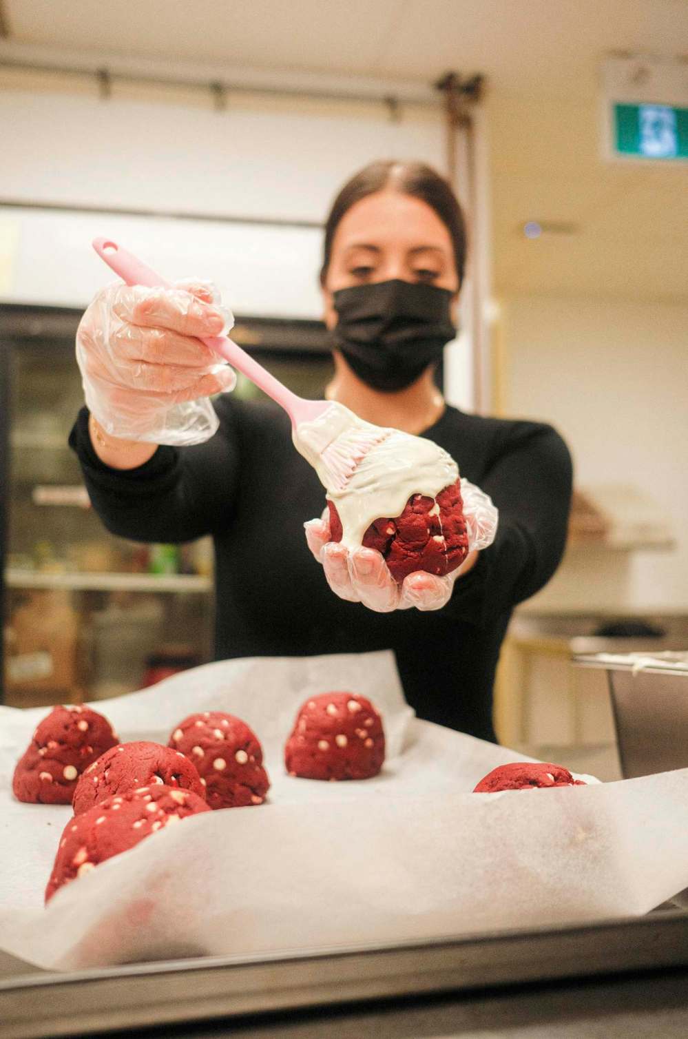 MIKE SUDOMA / WINNIPEG FREE PRESS
Reid puts the finishing touches on one of her Red Velvet cookies Sunday morning.
