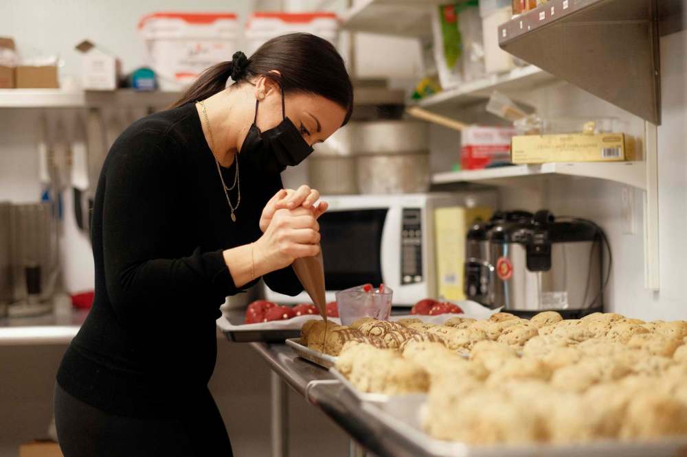 MIKE SUDOMA / WINNIPEG FREE PRESS
Reid prepares 1,200 cookies per week — with help from her many Italian aunts.