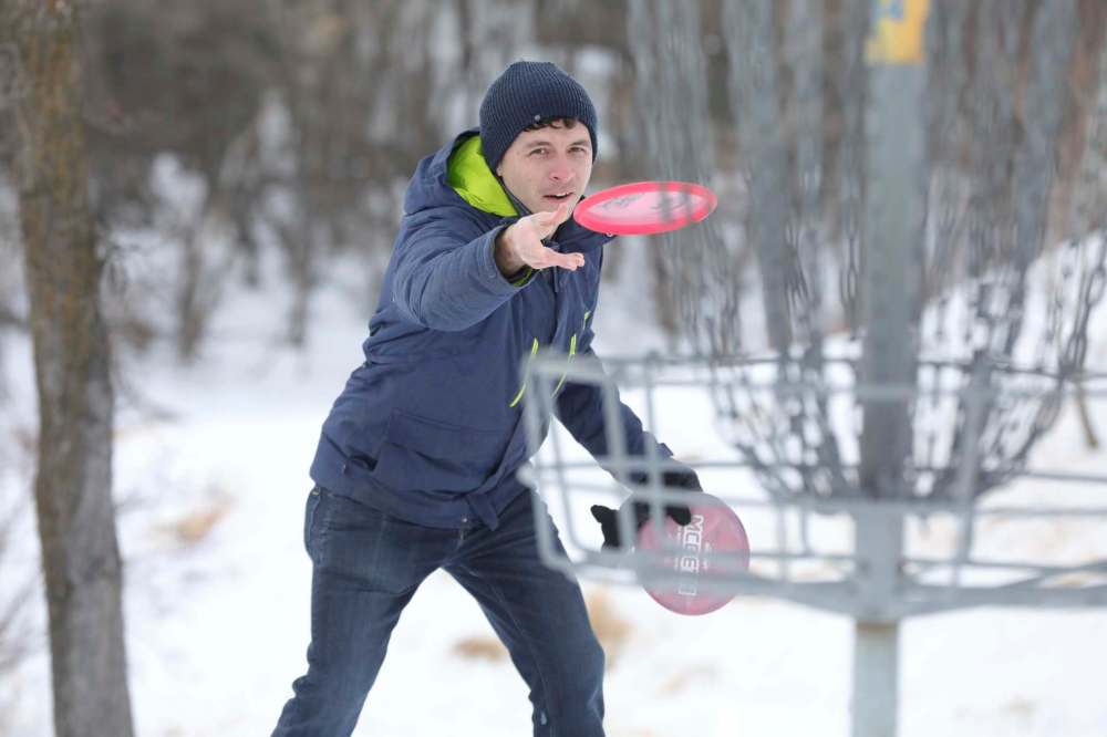 RUTH BONNEVILLE / WINNIPEG FREE PRESS
Aaron Cohen throws a disc at Happyland Park disc golf course. An avid ultimate Frisbee player, Cohen has shifted to disc golf because of the restrictions of COVID-19.