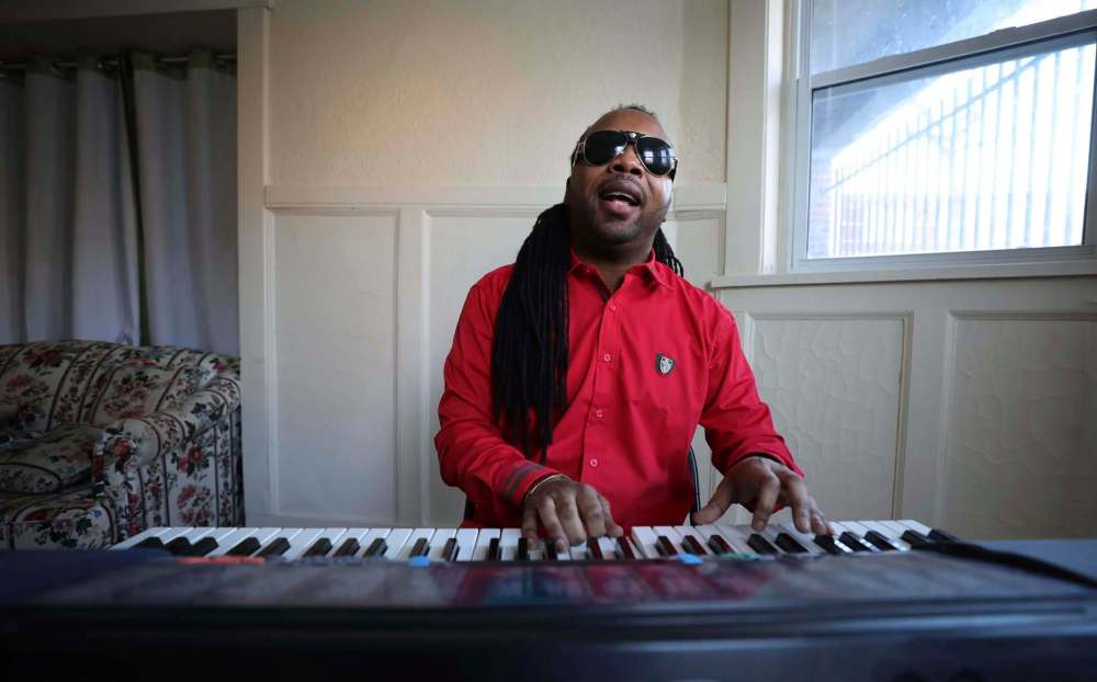 RUTH BONNEVILLE / WINNIPEG FREE PRESS
Rickson Makwe says he has welcomed the generosity of Winnipeggers since he arrived in 2017. A video to accompany the singer’s new single, My Love, was released on Feb. 10.