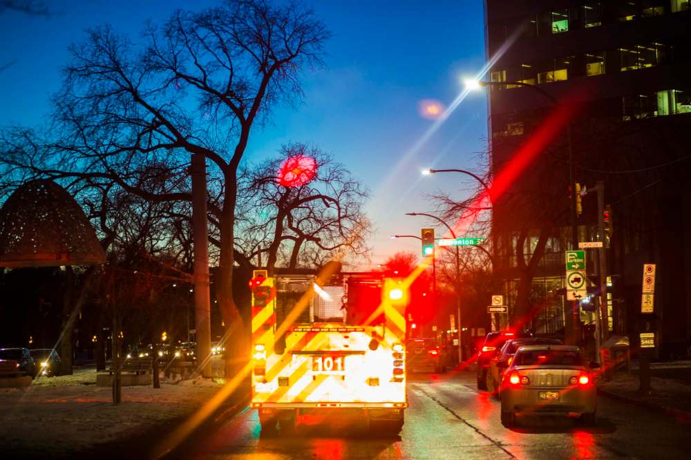 MIKAELA MACKENZIE / WINNIPEG FREE PRESS
Fire trucks respond to an apartment fire call in Winnipeg on Friday, Dec. 14, 2018.
Winnipeg Free Press 2018.