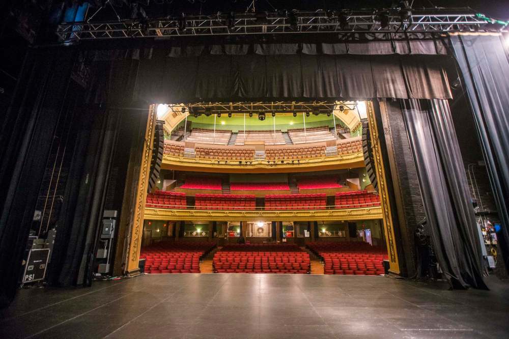The downtime during the pandemic lockdown allowed staff to paint, clean the upholstered seats and carpets, dust the chandeliers and polish the curved brass railing on the first balcony. (Mikaela MacKenzie / Winnipeg Free Press)