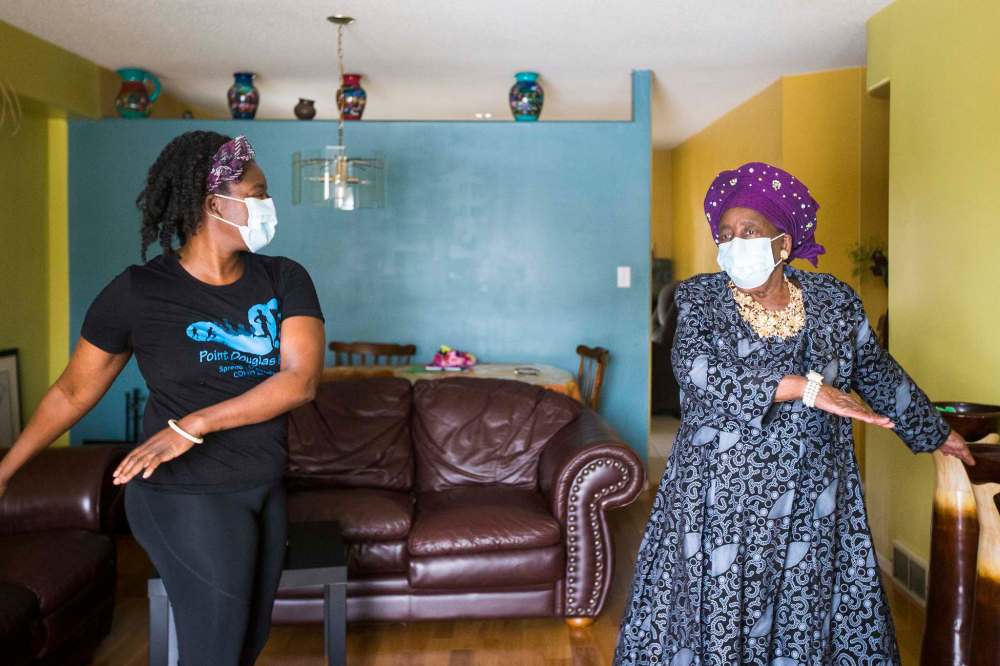 MIKAELA MACKENZIE / WINNIPEG FREE PRESS
Kaonga (left) created a schedule for her mom that combined aerobic and strength training four times each week.