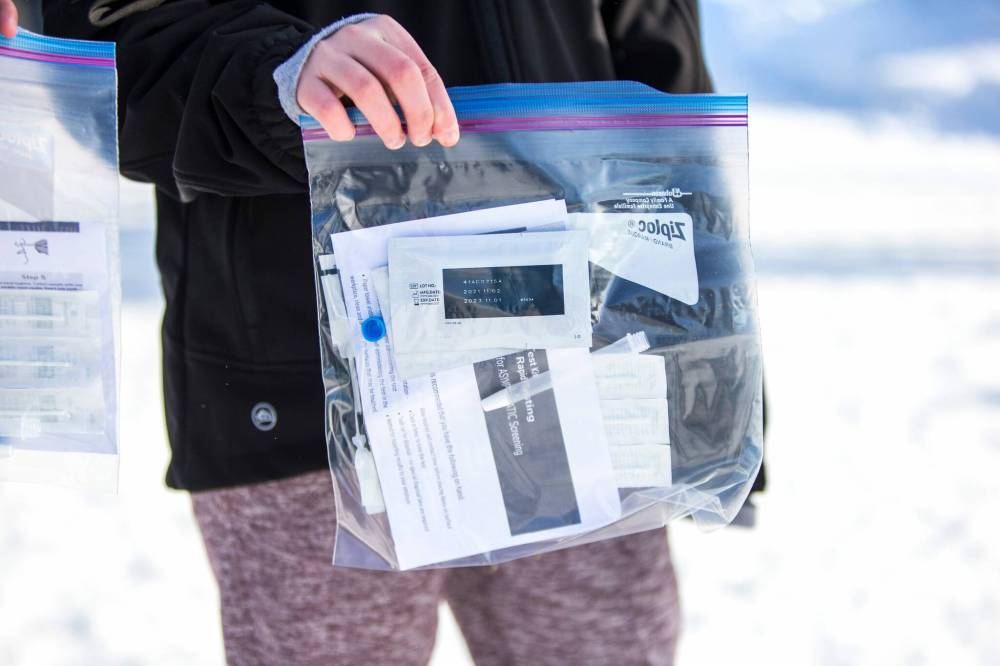 MIKAELA MACKENZIE / WINNIPEG FREE PRESS
People walk out of the U of M COVID-19 testing site in Winnipeg with rapid tests.