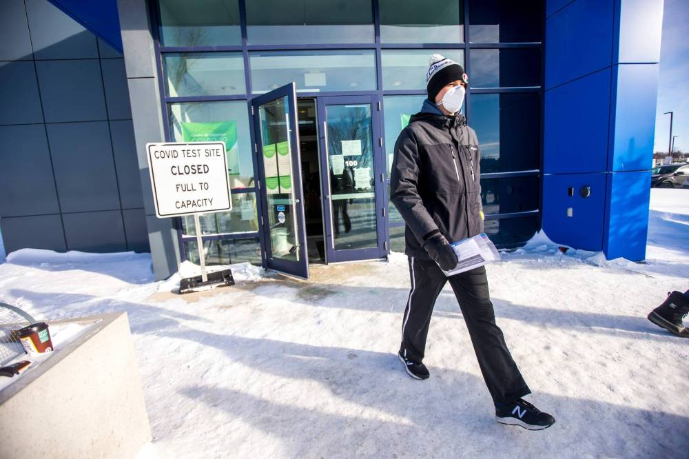 MIKAELA MACKENZIE / WINNIPEG FREE PRESS
Jordan Wieler walks out with a rapid test at the U of M COVID-19 testing site in Winnipeg on Thursday.