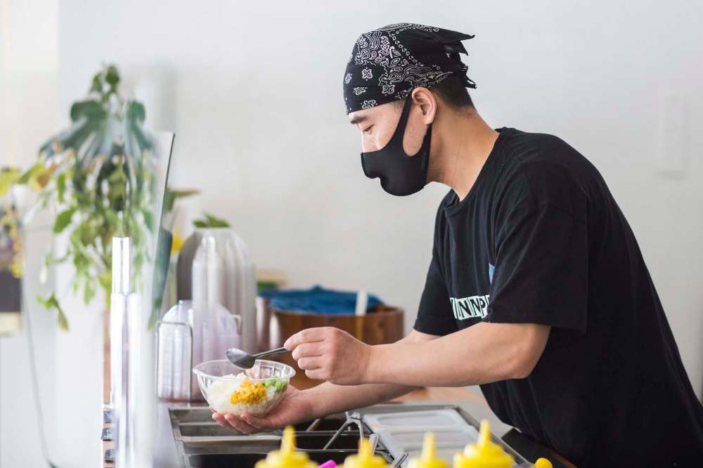 MIKAELA MACKENZIE / WINNIPEG FREE PRESS
Zhehong Wen, owner of Poke Mono, puts together a poke bowl order at his restaurant (which opened on the eve of the pandemic shutdown) in Winnipeg on Thursday, March 11, 2021. For Ben Waldman story.
Winnipeg Free Press 2021