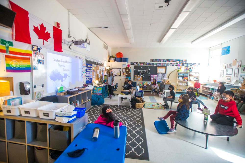 MIKAELA MACKENZIE / WINNIPEG FREE PRESS
Grade 1-2 teacher Beverley Lunney uses a document camera to do her end-of-day read aloud at Ecole Belmont in Winnipeg on Friday.