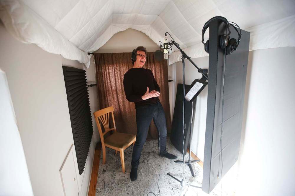 JOHN WOODS / WINNIPEG FREE PRESS
Streetheart guitarist Jeff Neill, seen here in his studio in Winnipeg, is turning 65 and celebrating 40 years with the Winnipeg rock band.