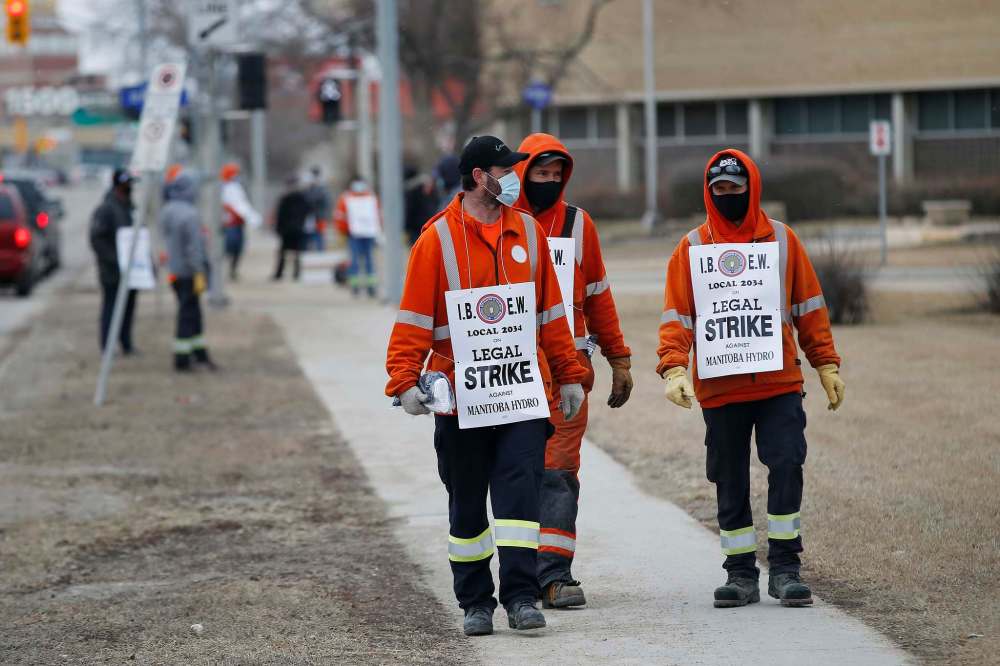 Members of IBEW Local 2034 at Manitoba Hydro hit the picket line this week. (John Woods / Winnipeg Free Press files)