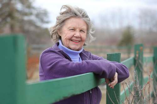 Dr. Olva Odlum on her property in Fraserwood. (Ruth Bonneville / Winnipeg Free Press)