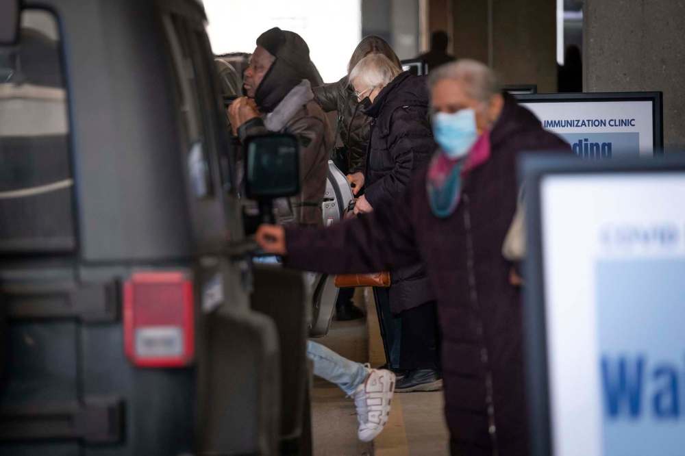 Daniel Crump / Winnipeg Free Press
People come and go from the RBC Convention Centre downtown as they get their COVID-19 vaccinations Wednesday afternoon.