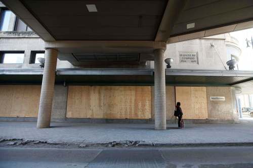 JOHN WOODS / WINNIPEG FREE PRESS
The boarded-up Bay building is emblematic of the crisis facing Winnipeg&rsquo;s downtown. Since the pandemic, nearly 50 per cent of Winnipeggers says they never or rarely come downtown.