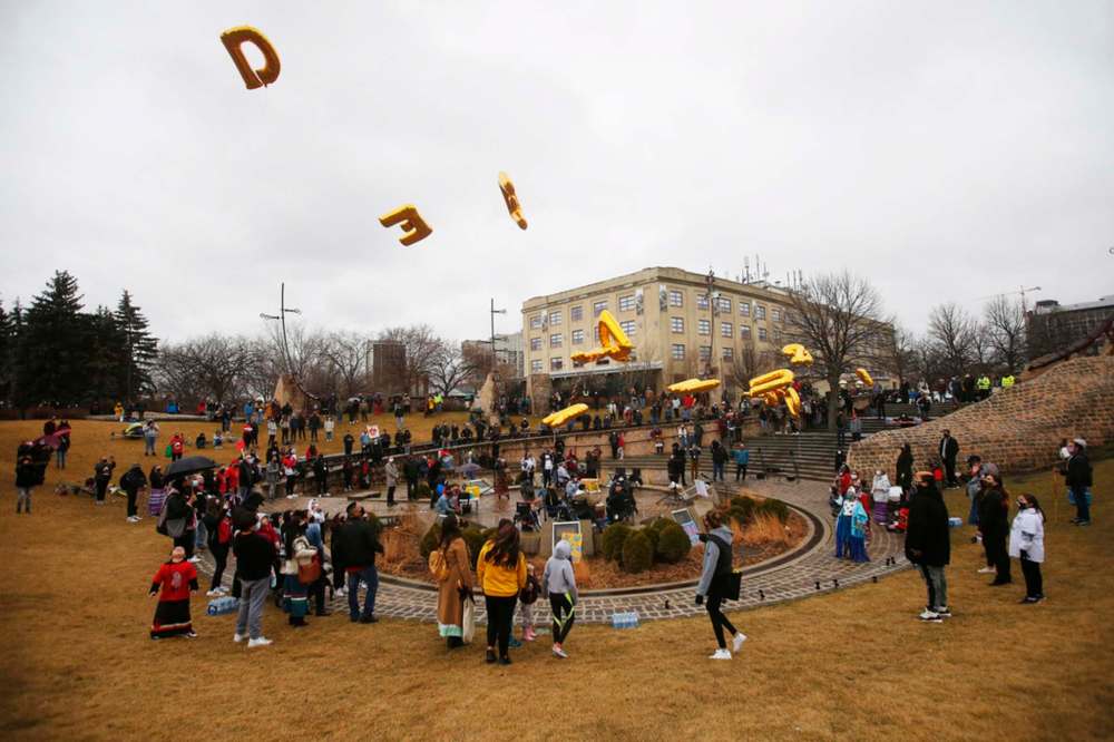 JOHN WOODS / WINNIPEG FREE PRESS
Balloons spelling “Missed & Murdered” are released at Odena Circle in Winnipeg Thursday during a vigil marking the one year anniversary of the police shooting of Eishia Hudson.