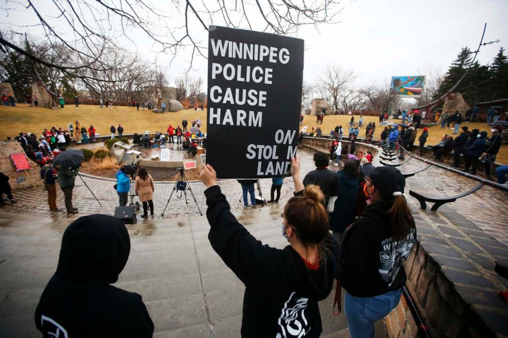 JOHN WOODS / WINNIPEG FREE PRESS
A sign at the one year anniversary vigil of the police shooting and killing of Eishia Hudson at Odena Circle in Winnipeg Thursday.