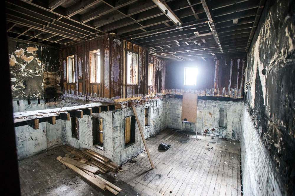 The apartment building at the end of Alfred Avenue had been somewhat neglected and forgotten since a fire tore through it five years ago. (Mikaela MacKenzie / Winnipeg Free Press)