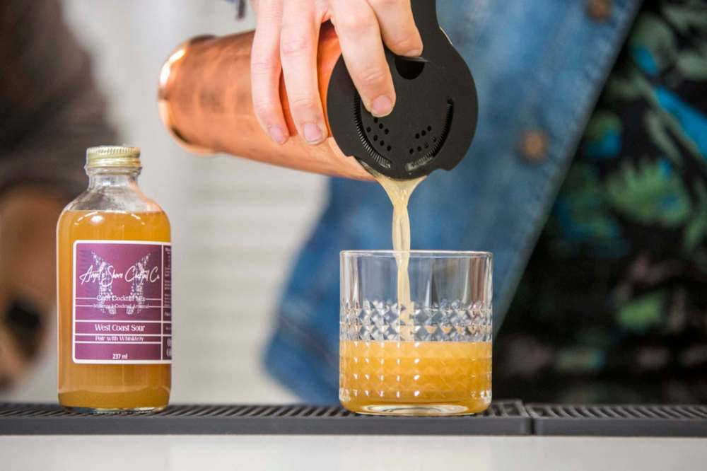 MIKAELA MACKENZIE / WINNIPEG FREE PRESS
Shane Masters pours a West Coast Sour.
