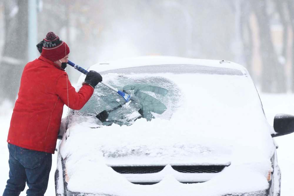 MIKE DEAL / WINNIPEG FREE PRESS
A motorist scrapes his windshield on Tuesday morning in Winnipeg.