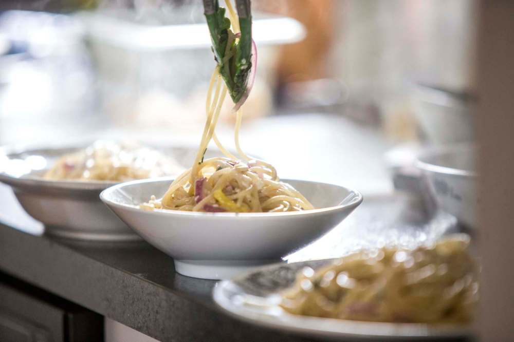 MIKAELA MACKENZIE / WINNIPEG FREE PRESS 
Hebel puts a finishing touch on her Pasta Aglio et olio with Gamberi.