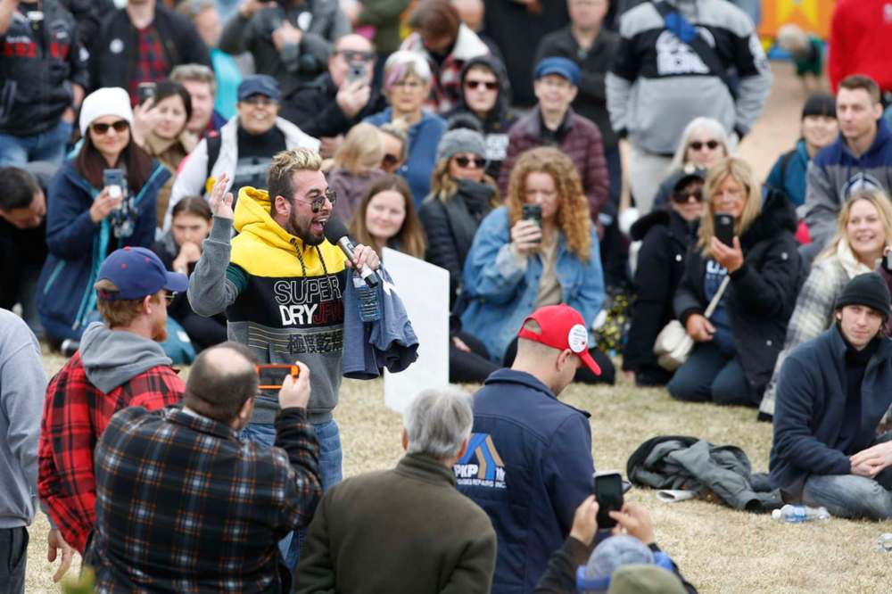JOHN WOODS / WINNIPEG FREE PRESS
Chris “Sky” Saccoccia speaks at an anti-mask rally at the Forks in Winnipeg Sunday.