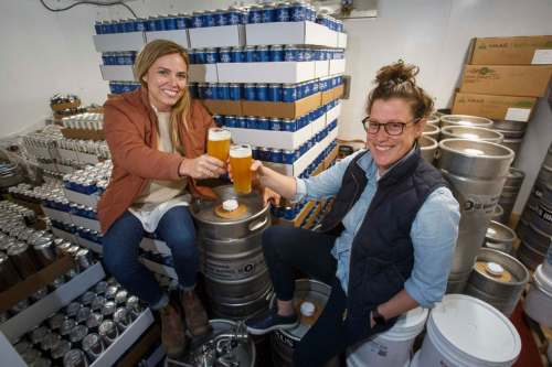 MIKE DEAL / WINNIPEG FREE PRESS
Good Neighbour Brewing co-owners Amber Sarraillon (left) and Morgan Wielgosz, who is also the brewmaster, say the philosophy behind their new brewery is to focus on community and connection.