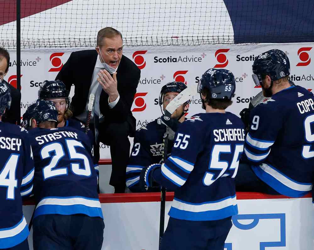 CP
Paul Maurice talks to his team during a time out in the third period against the Edmonton Oilers. THE CANADIAN PRESS FILES/John Woods