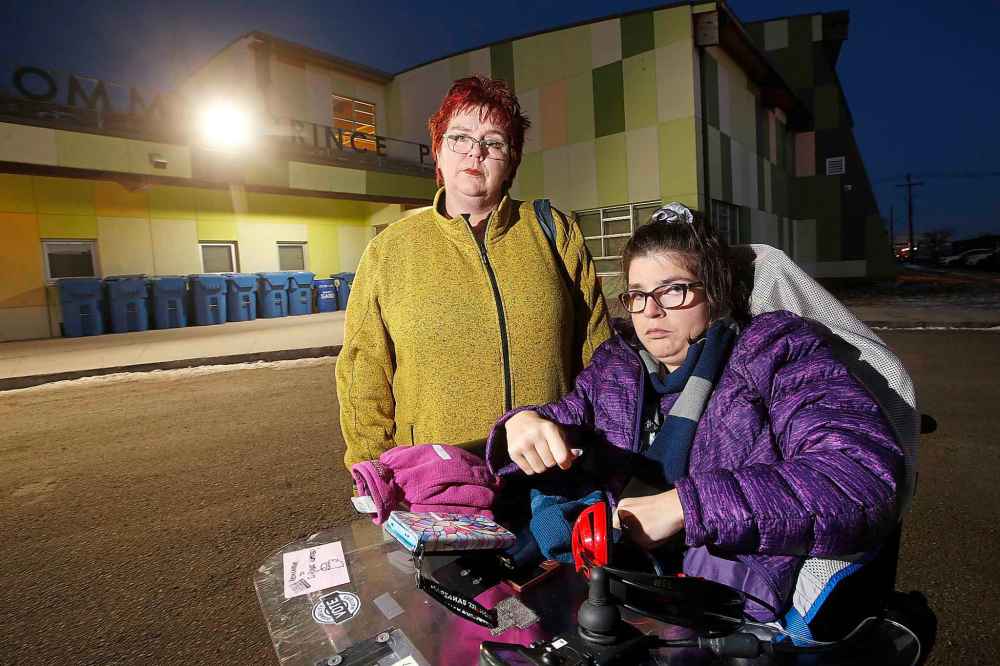 JOHN WOODS / WINNIPEG FREE PRESS
Wendy Preteau and her daughter Kristen are upset that the Tommy Prince Place swimming pool accessible changing rooms have been out of order since mid-summer.