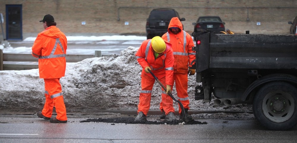 PHIL HOSSACK / WINNIPEG FREE PRESS FILES
As of April 3, city crews have already filled about 13,560 potholes this year.