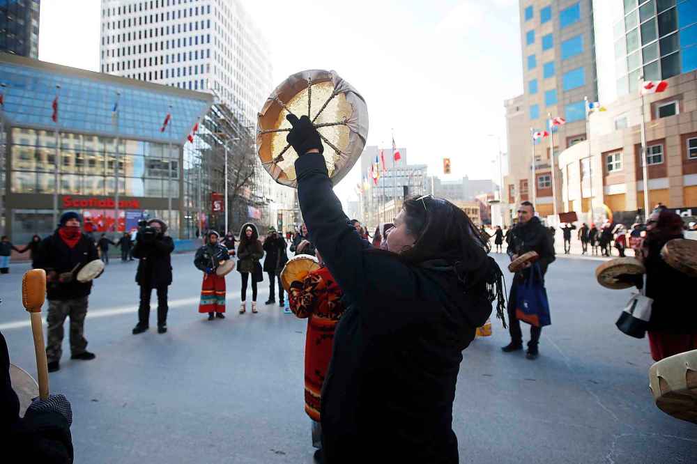 JOHN WOODS / WINNIPEG FREE PRESS
Protesters in support of Wet’suwet’en blockades hold a round dance at Portage and Main closing the intersection to vehicle traffic.
