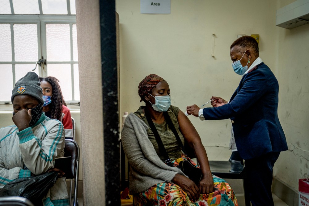 CP
After an explosion of new cases in South Africa in November, there was a large drop, with a relatively low number of deaths and hospitalizations. (Shiraaz Mohamed / The Associated Press files)