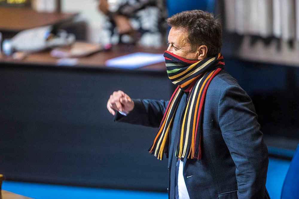 MIKAELA MACKENZIE / WINNIPEG FREE PRESS FILES
Ron Schuler, minister of infrastructure, wears a scarf as a face covering while walking in to question period at the Manitoba Legislative Building on Oct. 26, 2020.