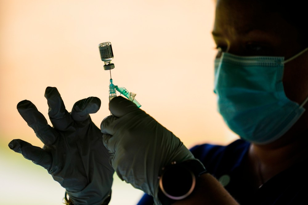 CP
Of those who have been eligible for the shot, but are not fully immunized, the death rate is closer to 25 per 100,000 people, more than 12 times the death rate for the fully vaccinated. (Matt Rourke / The Associated Press files)
