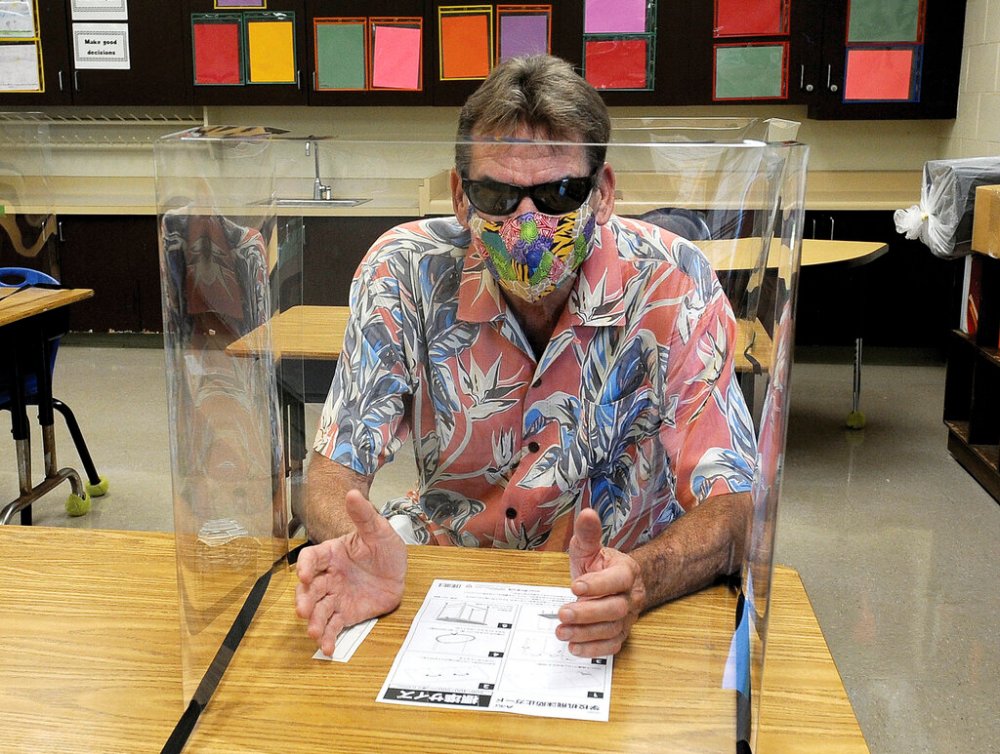 Kahakai Elementary School Principal James Denight demonstrates what a social distancing classroom with desk shields will look like for the upcoming school year, in Kailua-Kona, Hawaii. Is this something the Manitoba government has planned? (Laura Ruminski / West Hawaii Today files)