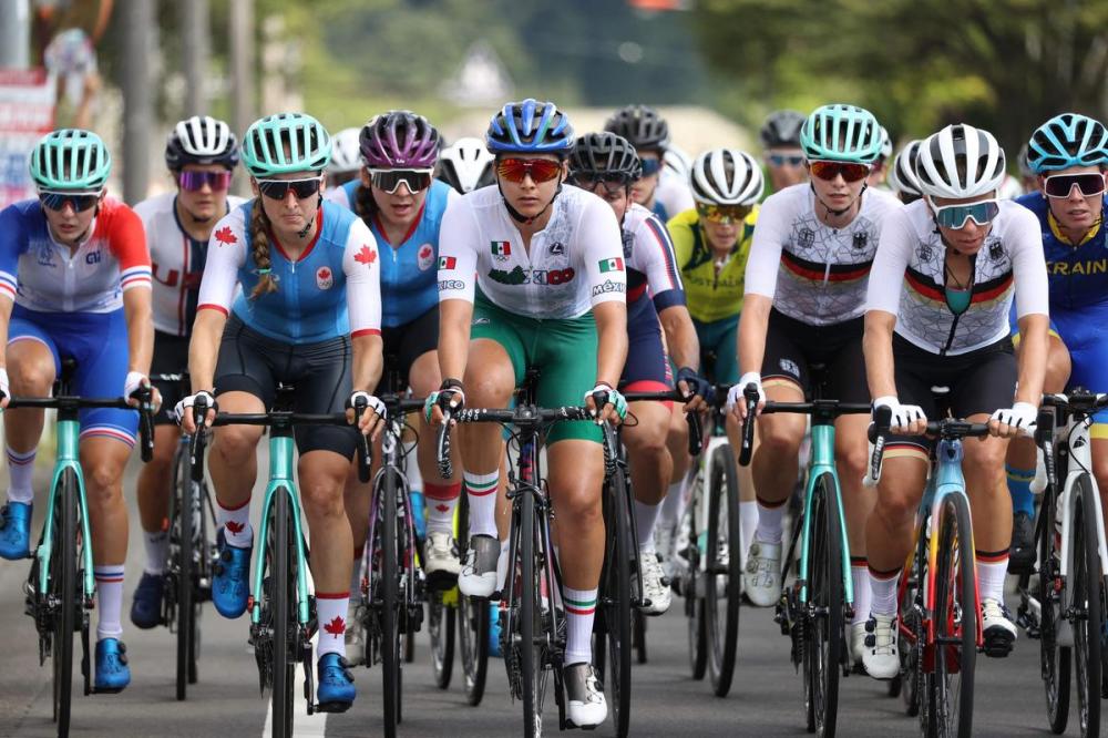 MICHAEL STEELE - POOL/AFP via GETTY IMAGES
Canada's Alison Jackson (second from the left) rides in the peloton in the women's cycling road race of the Tokyo 2020 Olympic Games on Sunday.