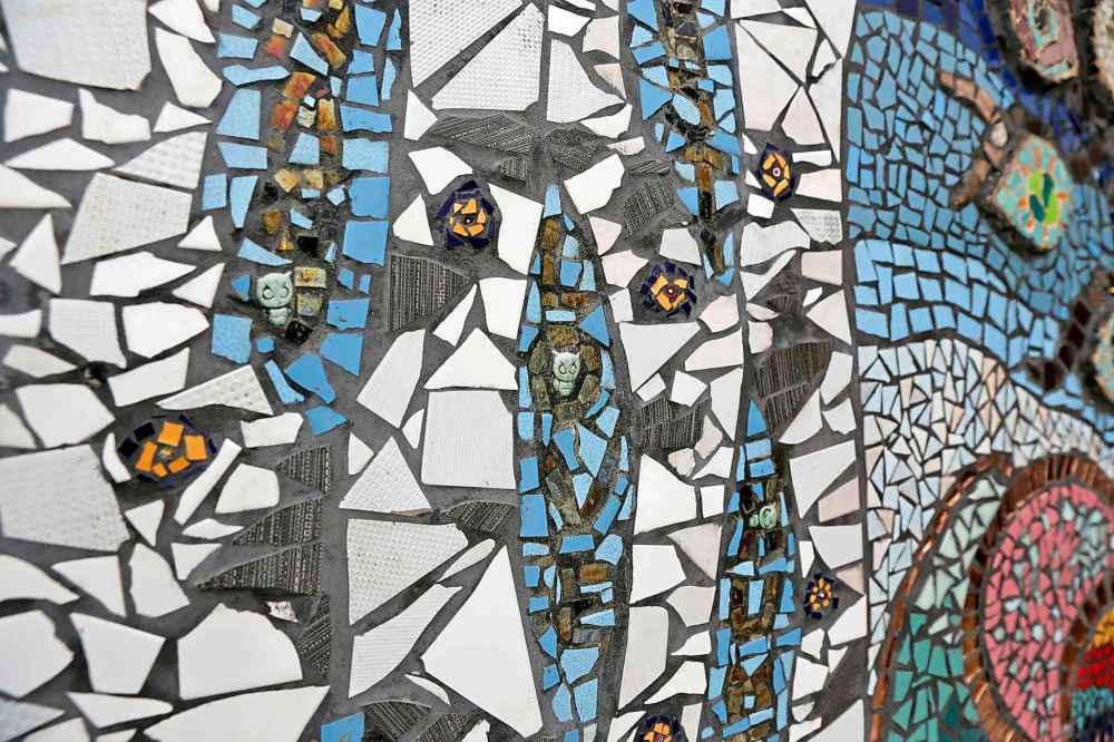 A detail from the mural on Betsworth Avenue. (Mike Deal / Winnipeg Free Press)