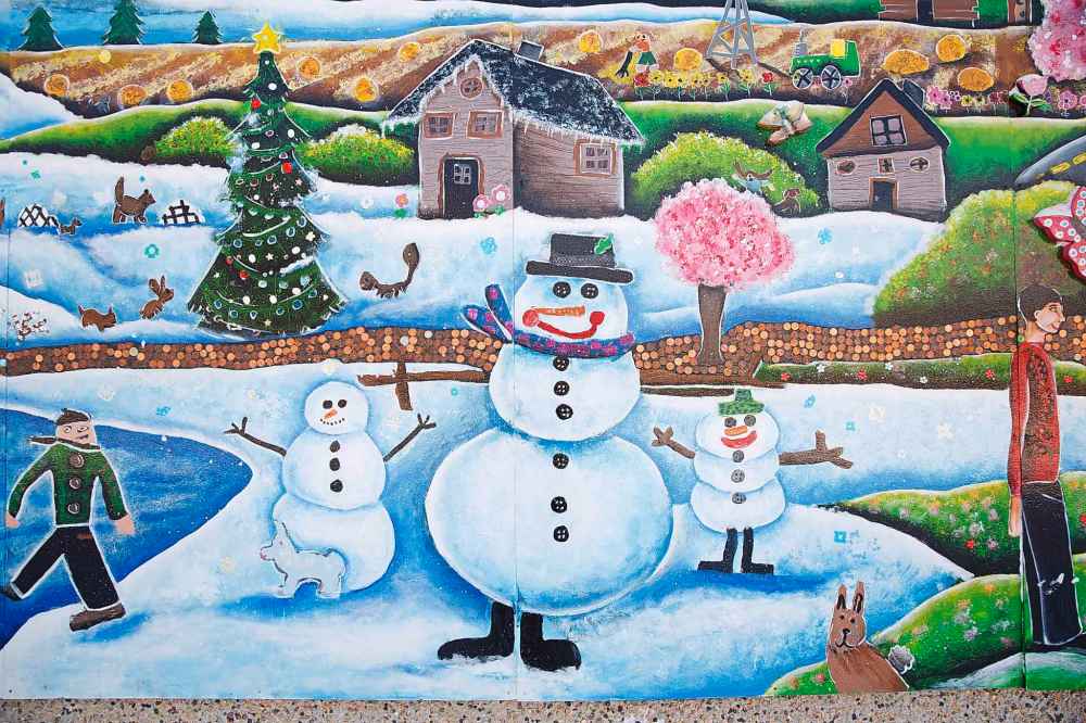 A detail from the mural on Whyte Ridge Elementary School. (Mike Deal / Winnipeg Free Press)