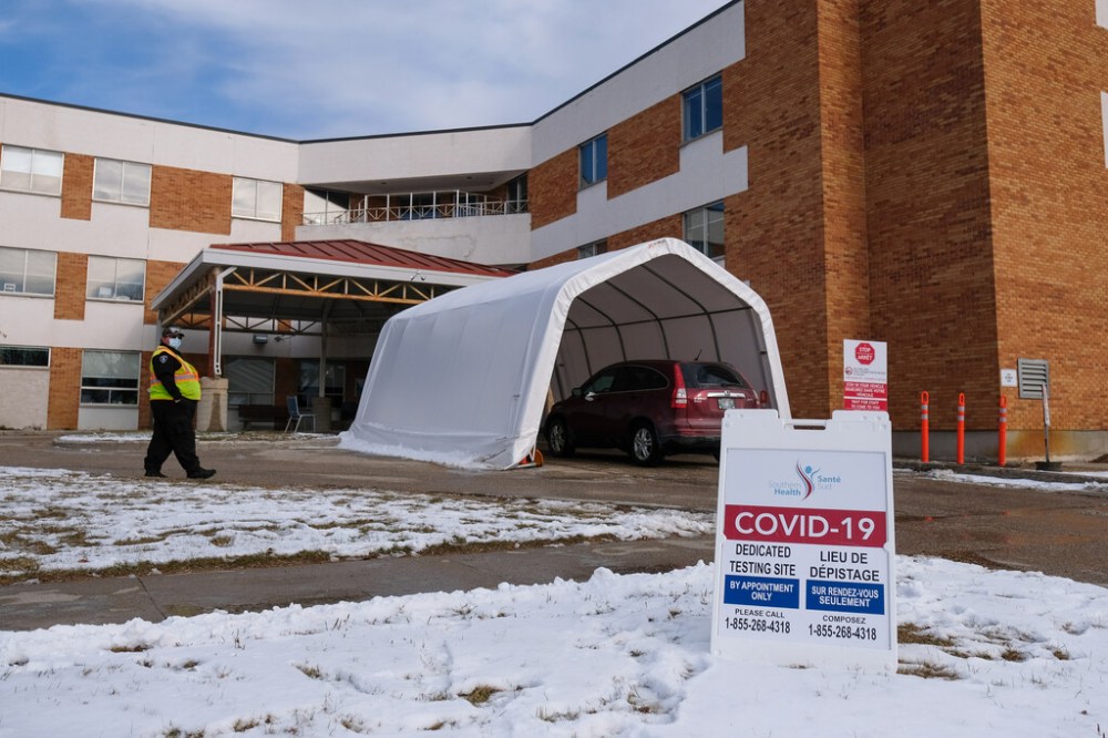 The Bethesda Regional Health Centre had a drive-in test site in Steinbach in November of 2020. (Daniel Crump / Winnipeg Free Press files)
