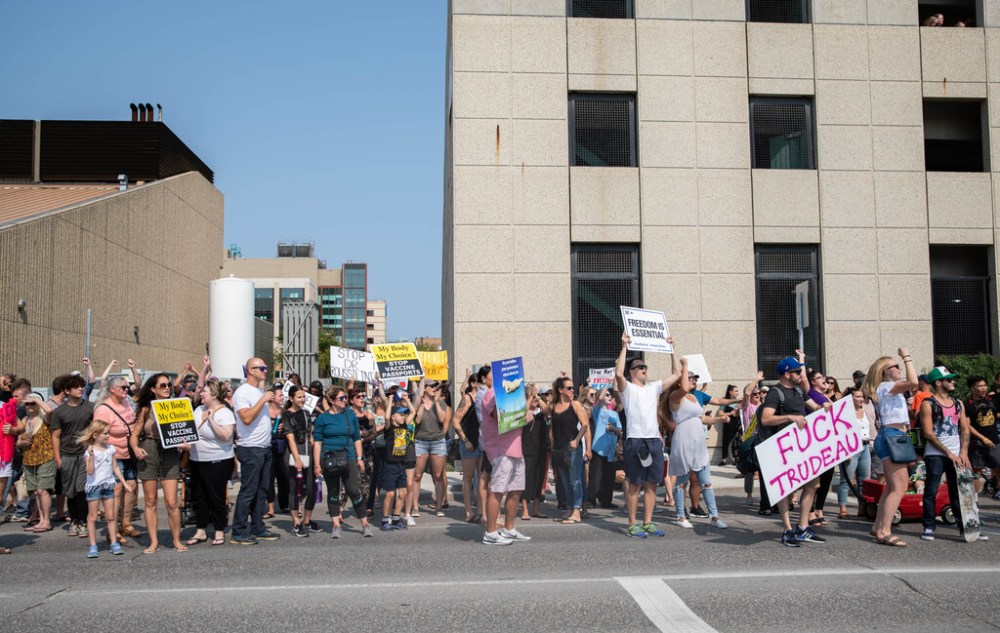 JESSICA LEE/WINNIPEG FREE PRESS
Hundreds of people showed up at an anti-vax protest at the Health Sciences Centre on Sept. 1. (Jessica Lee / Winnipeg Free Press files)